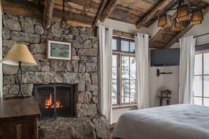 5 bedrooms, iron/ironing board, free WiFi, bed sheets