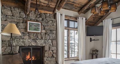 Spend the Holidays in Big Sky! Sprawling Rustic-Lux Home on Golf Course, Steps to Town Center