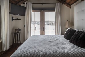 5 bedrooms, iron/ironing board, free WiFi, bed sheets
