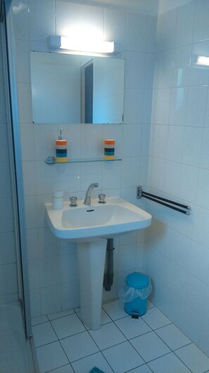 Douche, sèche-cheveux, serviettes fournies, savon