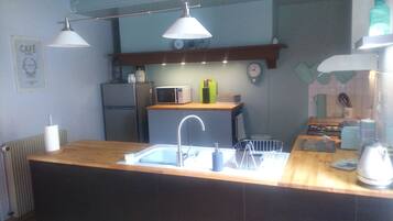 Een koelkast, een microgolfoven, een oven