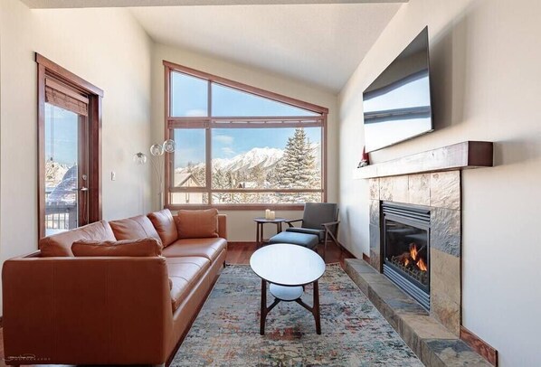 Smart TV, fireplace, Netflix, streaming services