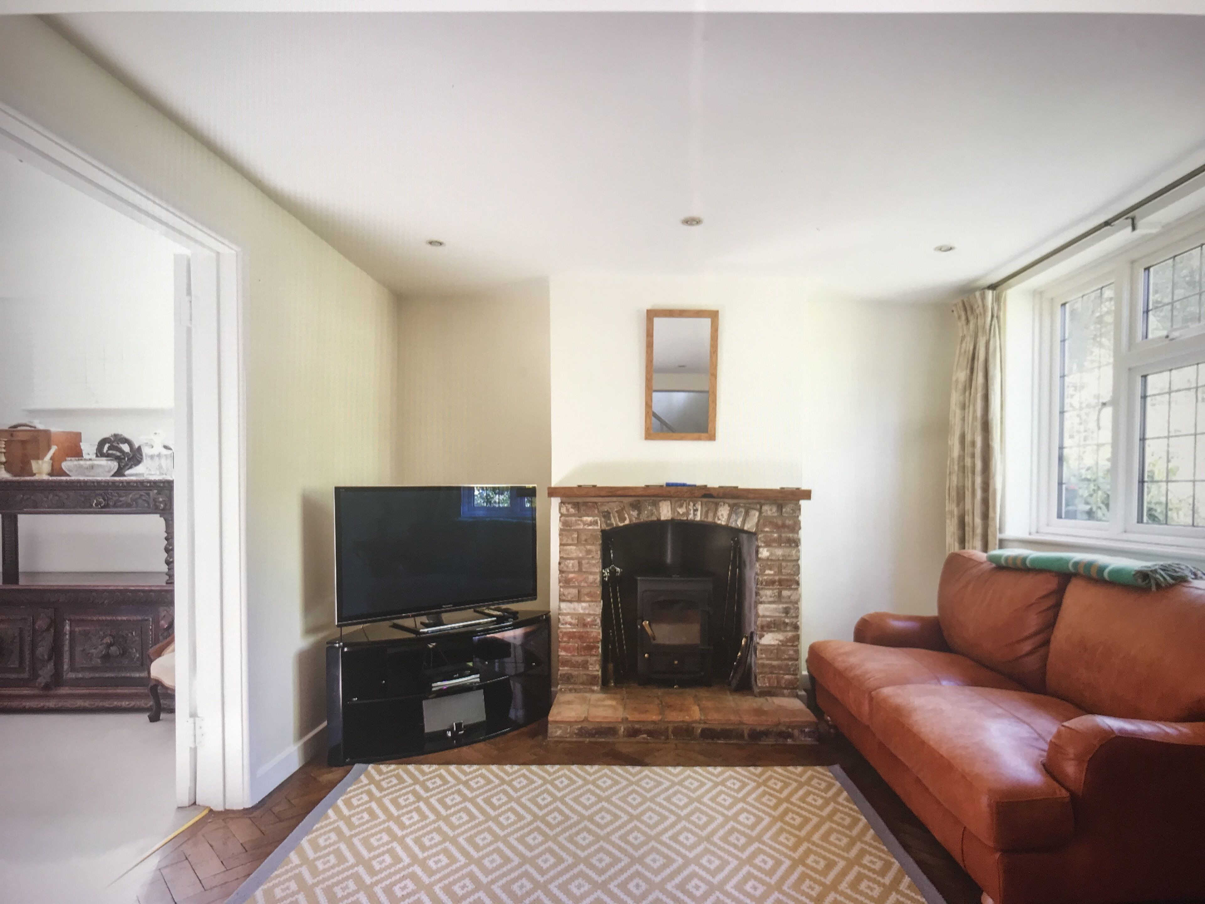 Télévision, cheminée, livres, espaces bureaux