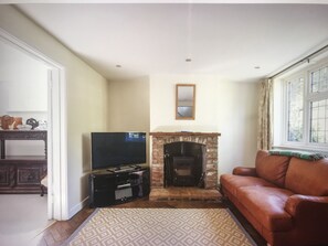 Tv, eldstad, böcker och kontor