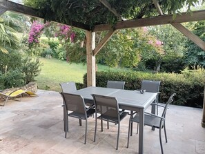 تناول الطعام بالخارج