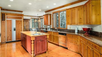 Hus, 5 soverom | Eget kjøkken | Kjøleskap, ovn, kaffetrakter/tekoker og brødrister