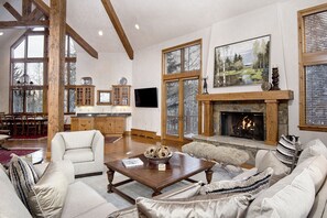 House, 5 Bedrooms | Living area