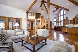 House, 5 Bedrooms | Living area