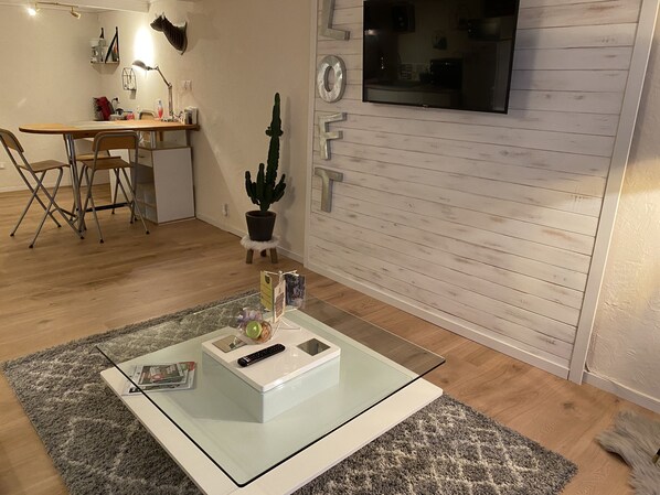 Comfort Apartment, 1 Queen Bed | Living area | 120-cm TV with digital channels