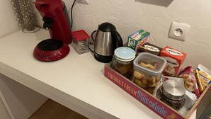 Comfort Apartment, 1 Queen Bed | Private kitchen | Espresso maker, coffee/tea maker, full-size fridge, microwave - ESCAPADE (Violaines)