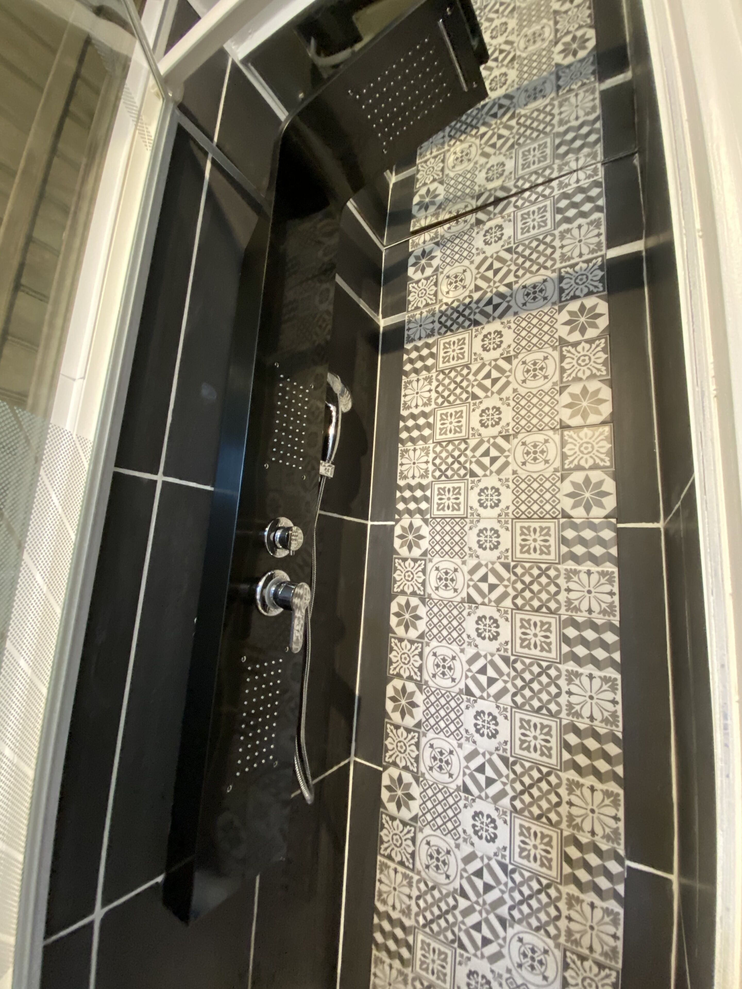 Appartement Confort, 2 grands lits | Salle de bain | Douche, douche hydromassante, articles de toilette gratuits
