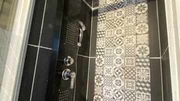 Comfort Apartment, 2 Queen Beds | Bathroom | Shower, hydromassage showerhead, free toiletries, hair dryer
