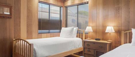 3 bedrooms, iron/ironing board, internet, bed sheets