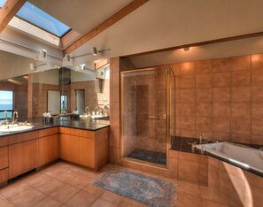 Combined shower/tub, hair dryer, towels - Rosemary Bluff | Scenic Coastal Home with Library (The Sea Ranch)
