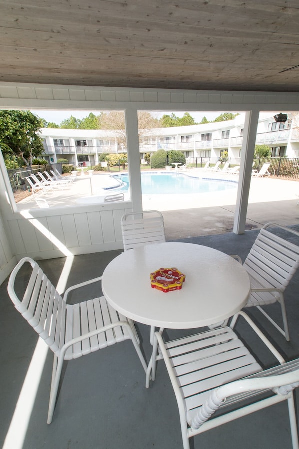 Outdoor dining - Hidden Beach Villas Recently Renovated! Ground Floor Studio (Santa Rosa Beach)