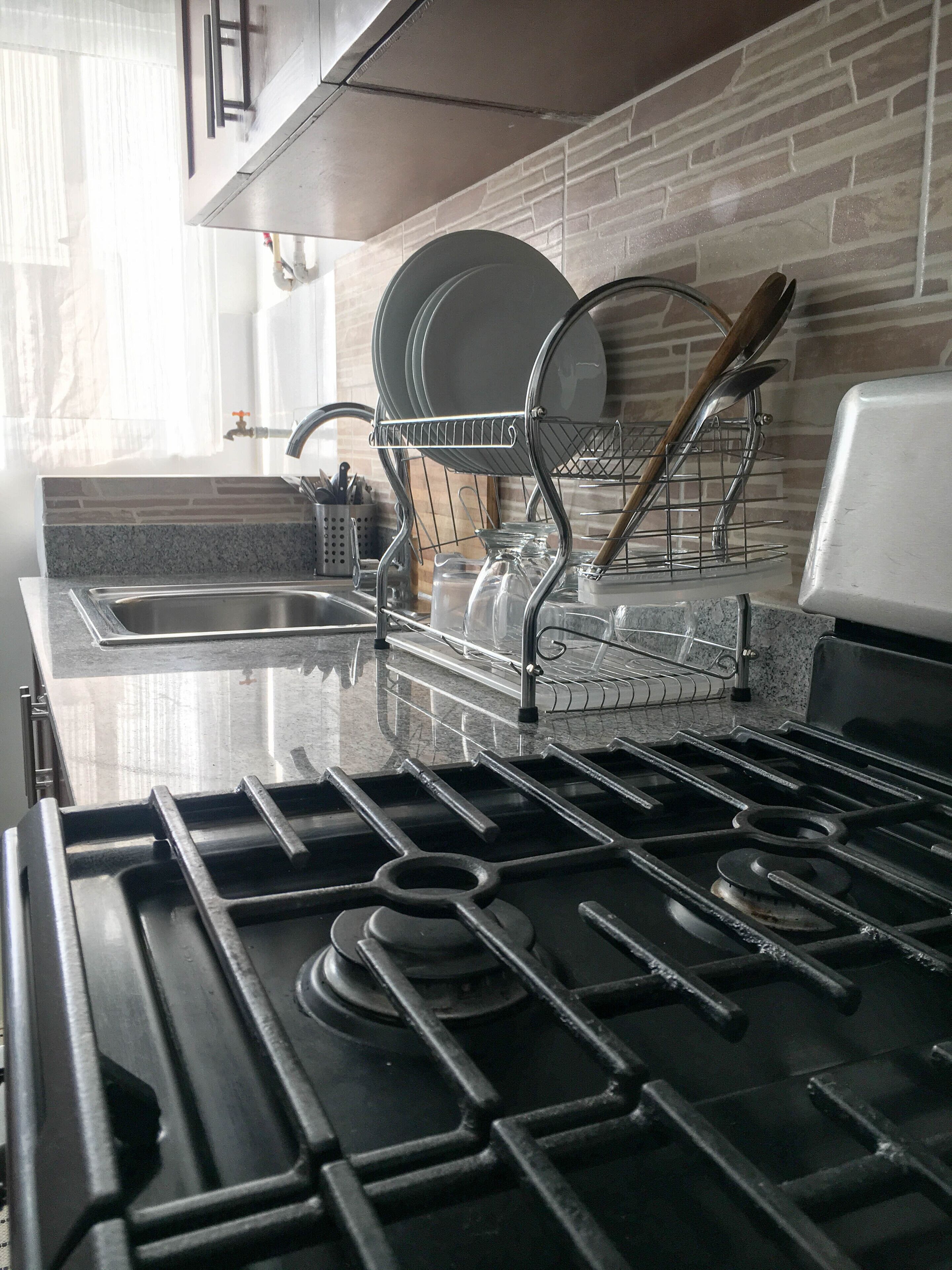 Réfrigérateur, micro-ondes, four, bouilloire électrique