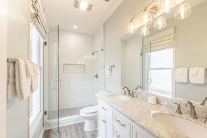 Ensemble baignoire-douche, séchoir à cheveux, serviettes fournies