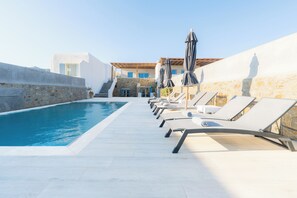 Outdoor pool - Super Paradise Luxury Villa, Private pool, complementary daily maid service (Mykonos)