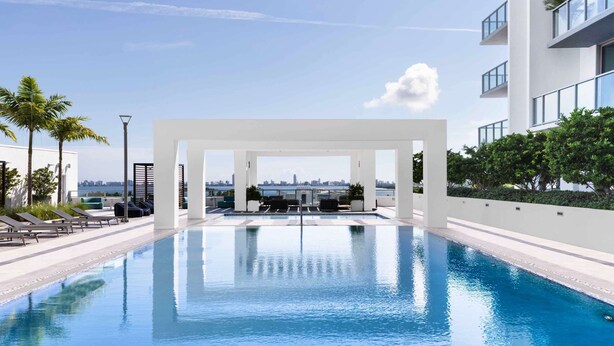 Una piscina moderna con vistas claras al horizonte de la ciudad.