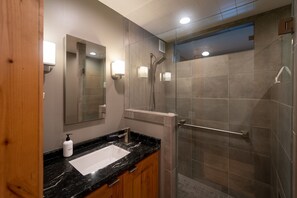 Douche, sèche-cheveux, serviettes fournies