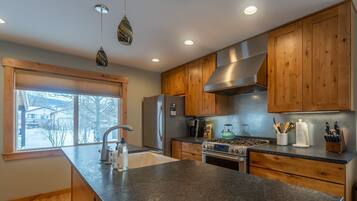 Køleskab, mikrobølgeovn, ovn, kogeplade