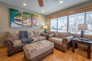 TV connectée, livres, espaces bureaux