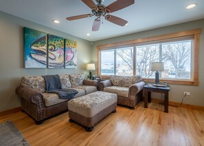 TV connectée, livres, espaces bureaux