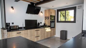 Microwave, dishwasher, coffee/tea maker, cookware/dishes/utensils