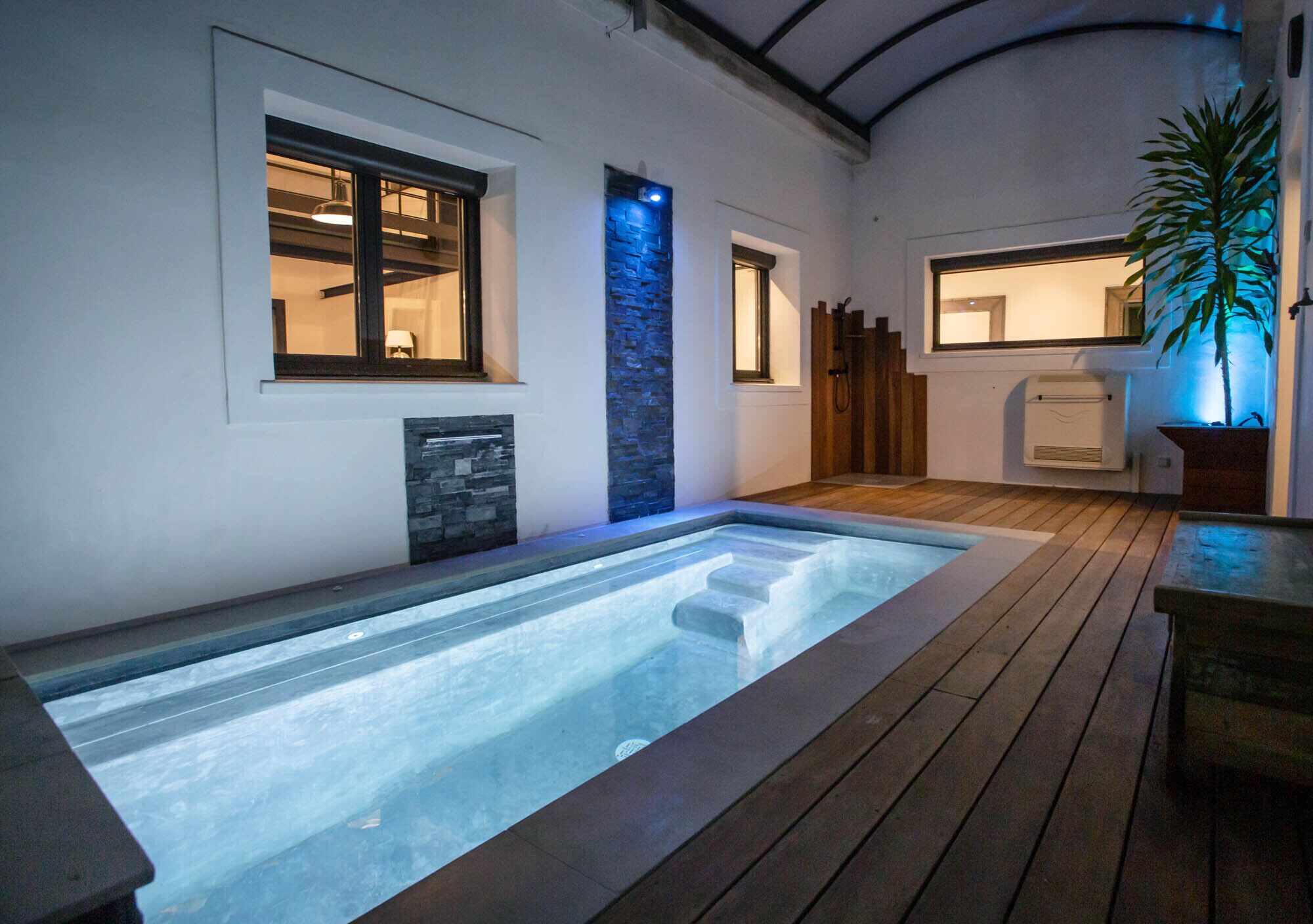 Sisäuima-allas, ulkouima-allas