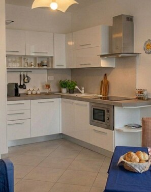 Jääkaappi, mikroaaltouuni, uuni, liesi