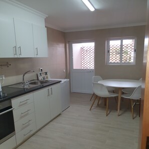 Fridge, microwave, oven, stovetop - Levada Apartment (Ponta Delgada)