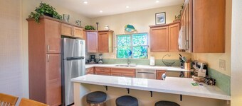 Fully Air-Conditioned Spacious Retreat, Great Walkable Princeville Location
