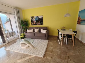 TV, books - Attraktive Ferienwohnung am Luganer See (Porlezza)