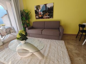 TV, books - Attraktive Ferienwohnung am Luganer See (Porlezza)