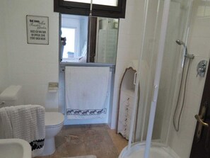 Dusj, hårføner, håndklær og såpe