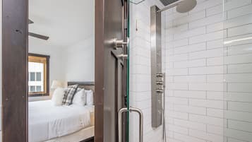 Combined shower/bathtub, hair dryer, towels