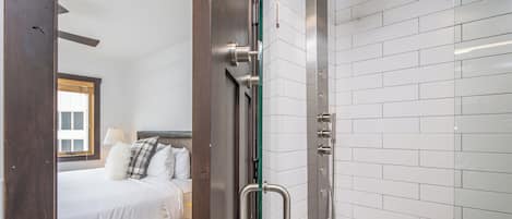 Combined shower/bathtub, hair dryer, towels