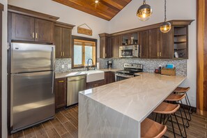 Fridge, microwave, oven, stovetop - Ski In/Out home 50 steps to Bear Back Poma Lift w/steam shower - Big Horn Escape (Big Sky)