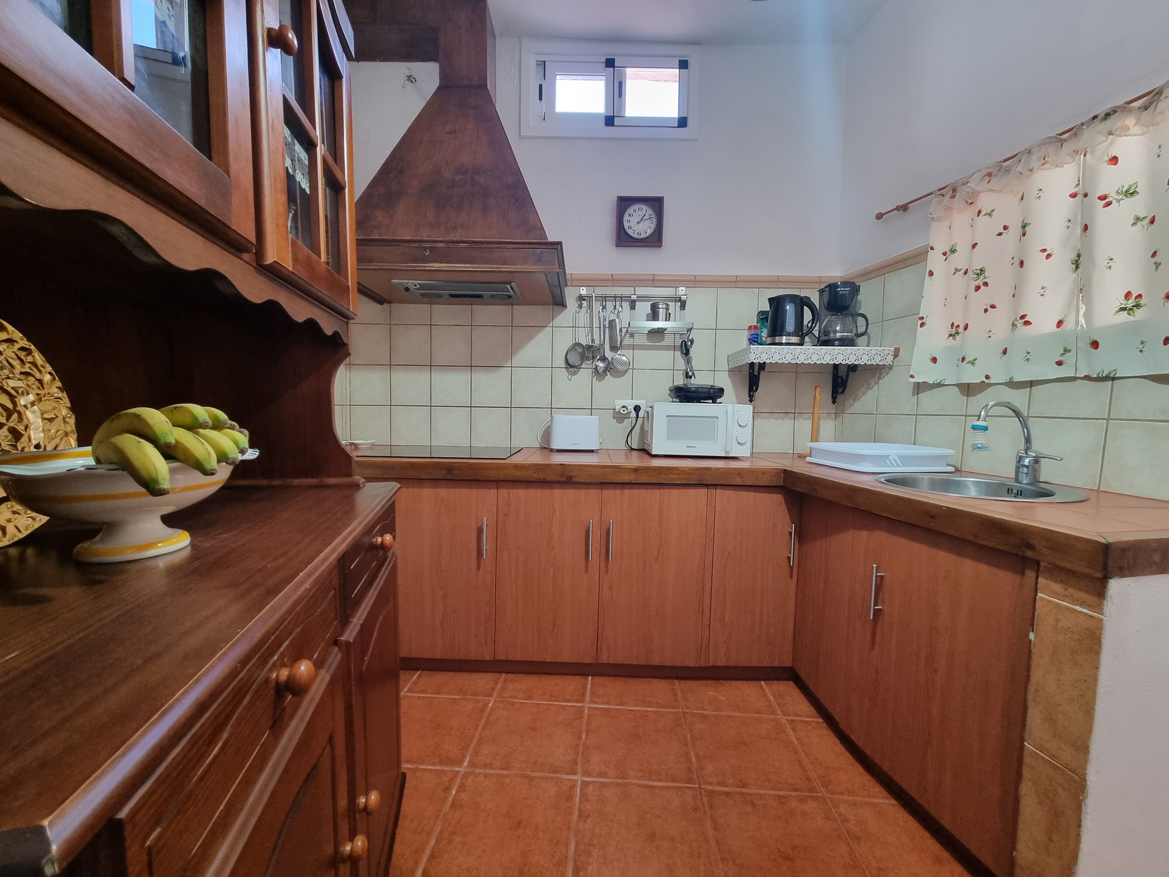 Refrigerador, microondas, parrilla de estufa y cafetera y tetera 