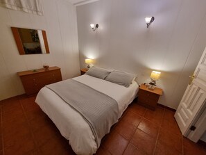 2 Schlafzimmer, schallisolierte Zimmer, Bügeleisen/Bügelbrett
