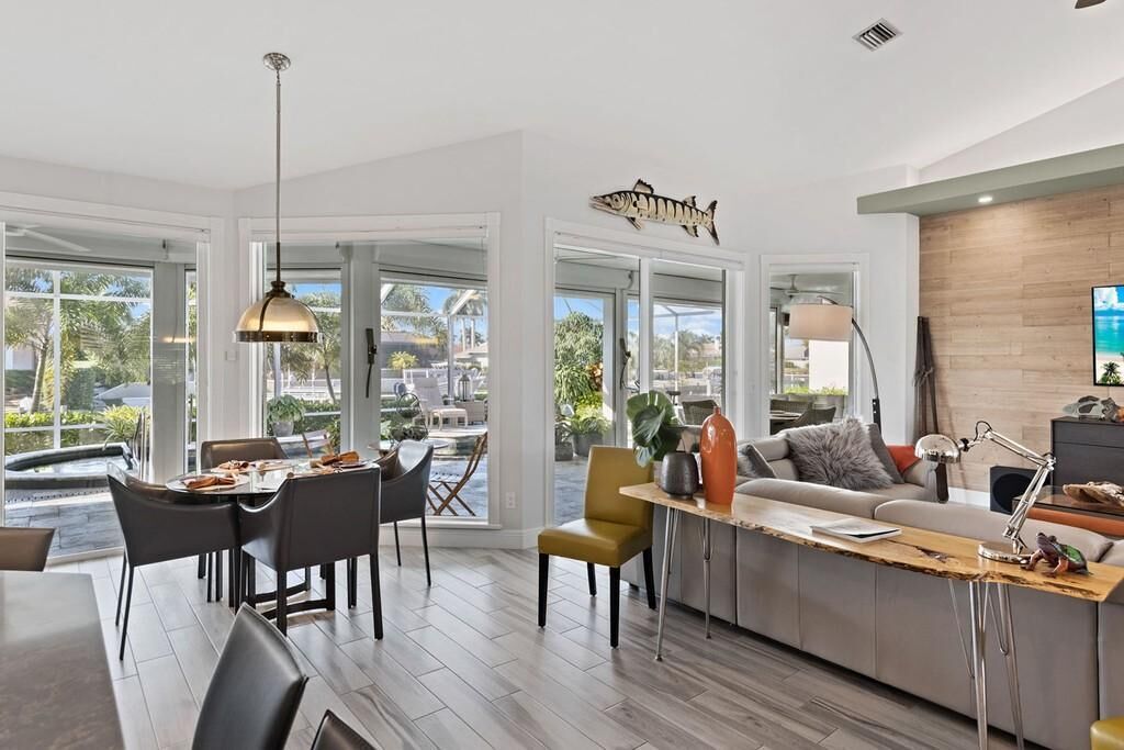 Smart TV, computer monitors