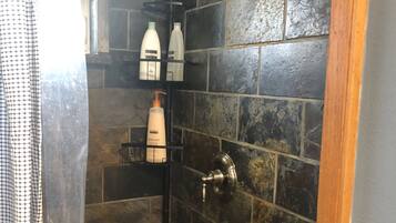 Duschwanne, Handtücher, Seife, Shampoo