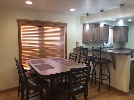 Dining. Lovely 3BR Close to Downtown