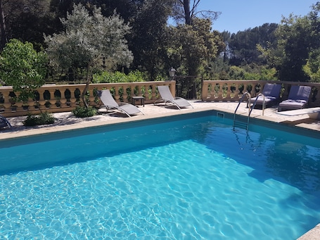 Una piscina al aire libre de temporada. Le Domaine d'Alèzen