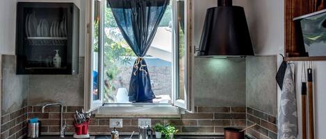 Jääkaappi, uuni, kahvin-/teenkeitin