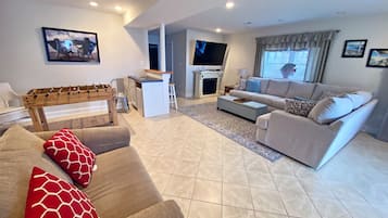 TV connectée, cheminée, lecteur de DVD, baby-foot