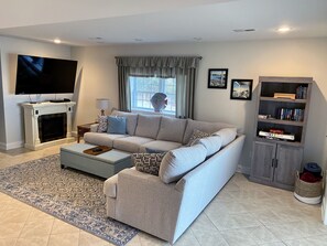 Smart TV, chimenea, reproductor de DVD y futbolito 