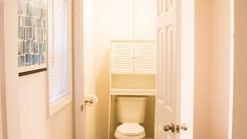 Badkar/dusch, hÄrtork, handdukar och tvÄl