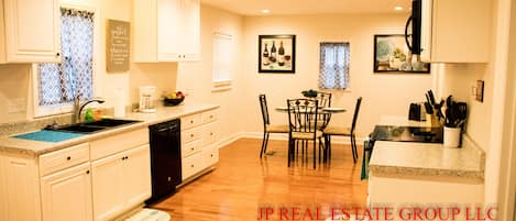 Private kitchen | Fridge, microwave, oven, stovetop