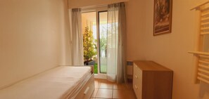 3 عدّة غرف نوم ومكواة/لوح كي وواي فاي وملاءات أسرّة